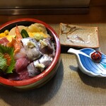 寿司成 - 上ちらしと、テントウムシの醤油入れ。