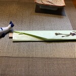 寿司成 - 鯨の箸置き