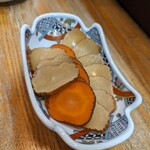 秋田乃瀧 - いぶりがっこ。クリームチーズ付きもあると云われたが、そのままで。