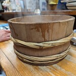 秋田乃瀧 - 桶鍋の深さ。これにスープも具材もたっぷり入っている。