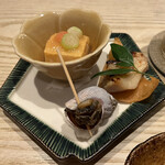 Hokkaidou Sakana Ryouriyorokobi - お通しの盛り合わせ　卵豆腐がピリ辛で美味かった