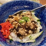 沖縄料理・本場泡盛 かりゆし - 沖縄そばのセットに付けた「琉香豚のそぼろ丼」