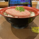 すき家 - まぐろたたき丼　ご飯大盛り　630円(税込)  ※横からも