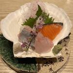 北海道魚料理 歓 - お刺身盛り合わせ、鮭がとても美味しかった！あと蛸の頭も美味でした。山わさびとノーマルわさびを使い分けて楽しめます！うんまいです
