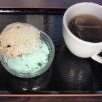 フリークス - アイスクリーム（焙煎コーヒーとチョコミント）と烏龍茶