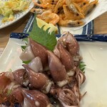 丸冨水産 - ホタルイカの刺身、甘海老の唐揚げ、春キャベツと干し鱈の浅漬け