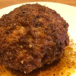 Kitchen PORC - 表面カリっと中は……メンチとハンバーグの中間のような非常にユニークな食感と味