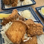 丸冨水産 - カキフライとカスベの唐揚げ