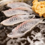 参宮橋 あさや - 極薄いながらもミシミシと噛みしめれば淡白な旨味が引き出されて、同時に感じる仄かな香り。 ポン酢で頂くのはてっさそのもの。いや、超える味へ。