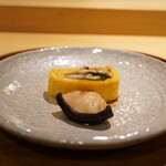 参宮橋 あさや - ●う巻き
      焼いて生蒸しの関東風の共水うなぎを卵で綴じ込めるように一体に。