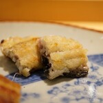 参宮橋 あさや - ● 天草の養殖海鰻
      しっとり口に馴染むと僅かな青みが絶妙な風味として全体を引き立てる！
      添えられた肝の塩でエグ味を伴う香ばしさでキリッと響かせればさらに美味しい！