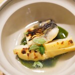 参宮橋 あさや - 円やかな餡に抱かれるなかにシャッキリと甘みを伝える最高級の筍。 鰻は皮目はパリッと、そして身はふっくらと焼き上がり、一口でしっかり伝える身の旨味。 わかめを敷きながら、炭の香ばしさを乗せた餡と鰻の味わいが一つになる美味しさ！ 鰻を交えて季節を感じさせてくれる逸品に早くも高まる期待。