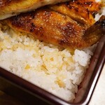 参宮橋 あさや - お米は粒感がありタレを纏ってよりサラサラと解ける口当たり。右上の焦がした尻尾に進むに連れて食感と色濃さを高めていく。