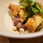 参宮橋 あさや - 敢えてもち麦ともち米の食感を残すように、ホタルイカの香りを纏わせてセリの油分と合致させる焼き飯！