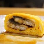 参宮橋 あさや - 鰻の甘みと滲む脂に少しの薫香、そして玉子の甘みがナチュラルに馴染んで、素朴な甘さを届けてくれるタレのコクが纏め上げる。 う巻きとしてのベストなバランスに富んだ逸品。