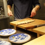 参宮橋 あさや - 焼き上げると肉厚に膨らんで香ばしさを放つ。
      串を抜く音、カットする音のそれぞれが堪らない臨場感を与える。