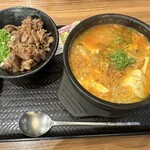 カルビ丼とスン豆腐専門店 韓丼 - 熱々が嬉しい