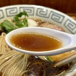 RAMEN MEIKIRA - 深いコクと旨みの鶏出汁スープ。
      醤油のふくよかさを感じます♪(*´˘`*)♡