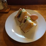 ロータリー松葉 - ▶モーニングサービスの内容
◯ミックスサンド
これはねえ、サービスで付くレベルではない
普通のサンドイッチなんじゃないかっ❕

ハムトースト✕2と、玉子サンド✕2となる