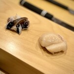 後楽寿司 やす秀 - 鳥貝と帆立。
            貝の季節を象徴するように、この二品は素晴らしい！