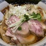 らーめん 稲荷屋 - ワンタン麺　しっかりとお肉の詰まったワンタンが5個、チャーシューも美味しいです。