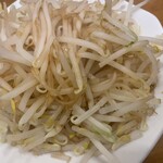 らーめん 稲荷屋 - 追加モヤシ100円　この値段でこの量は素晴らしいです。味付きなのでツマミとしても有用。