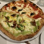 チーロ - マルゲリータとアスパラベーコンのピザ