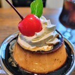 Kissaken - ぷるぷるさくらんぼ！生クリームたっぷり！黄身の濃い固めプリン！しっかり苦味と甘さがあるカラメルソース！美味しかったです！