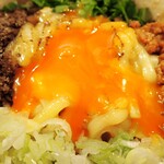 まぜ麺マホロバ - 卵黄とろ～り♪