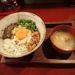 まぜ麺マホロバ - まぜ麺焦がしチーズ￥1,050