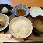 司 - [左から]お新香,御飯,味噌汁