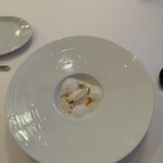 ラ・トゥーエル - ❷新タマネギのヴルーテ、ムース、ピクルス、ボタンエビ、枇杷、エストラゴン、ミルクの泡。