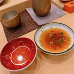 木挽町 とも樹 - 薬味の煎り酒と自家製ポン酢。どちらももはや飲み物です