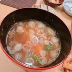 木挽町 とも樹 - お味噌汁。白身のアラ入り