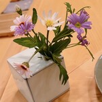 木挽町 とも樹 - ミヤコワスレの生花がカウンターを飾ります