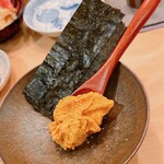 木挽町 とも樹 - 淡路のムラサキウニを海苔でつつみます