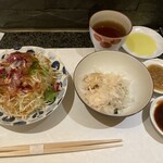とんかつ マンジェ - 定食(+¥600) - サラダ、漬物、ご飯、赤出汁がついています。サラダは普通。漬物はたくあん・いぶりがっこ・小松菜(?)で軽い塩味。ご飯は白米の味がよく感じられて美味しかったです