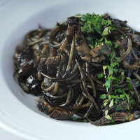 イカ墨のスパゲッティーニ        