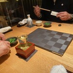 Taru Zen - ツマミの寿司を待つテーブルにて