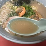 ラーメン山岡家 - 貝の旨味漂うスープ。何かに似てる？と思ったが、カップヌードルシーフード味だ。
