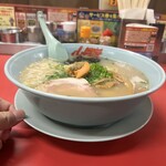 ラーメン山岡家 - 中盛からスープが増えるとの事。店内炊きのスープと言う話だが、限定も炊いてるのだろうか？