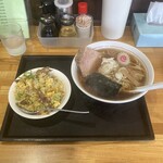 242442037 - 醤油ラーメンとミニチャーハン　1100円