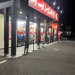 ラーメン山岡家 - 深夜2時過ぎのお店外観。待ちが出来てる…