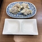 浜太郎餃子センター - 大連 海老水餃子  税込528円・タレ用皿