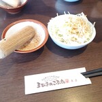 ３びきのこぶた - ゴマをすりすりしながら待ちます。