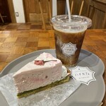 ハチカフェ - サクラのレアチーズタルト＆アイスコーヒー