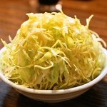 マル超ホルモン - 2014.2 お通し（300円）キャベツ千切り