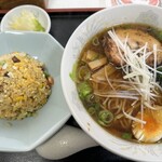 本宮家 - セット(ラーメン＆ミニ炒飯・新香)