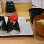 おにぎりとお味噌汁 八米 - 海苔佃煮おむすび350円 と 明太子おむすび400円 と お味噌汁 (税込)200円 ※正面から (2024.04.12)