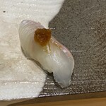 や満祢 甚五郎 - 天然鯛の握り